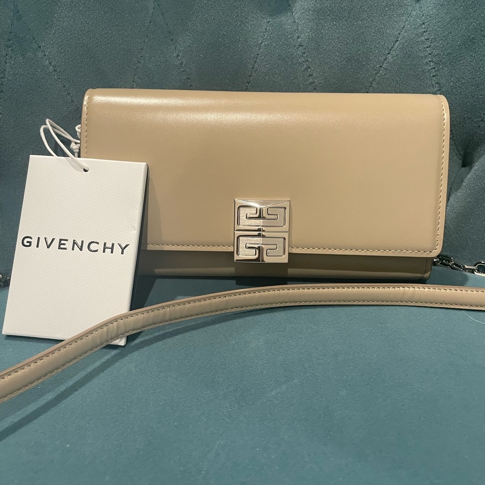 Givenchy Leather 4G Logo Wallet-On-Chain shoulder bag